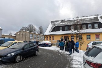 Nach Todesfall im Erzgebirge: Hunderte Patienten suchen verzweifelt neuen Hausarzt - Vor der Praxis im Elterleiner Ortsteil Hermannsdorf stehen Patienten Schlange, um ihre Unterlagen abzuholen. Sie müssen sich einen neuen Hausarzt suchen.