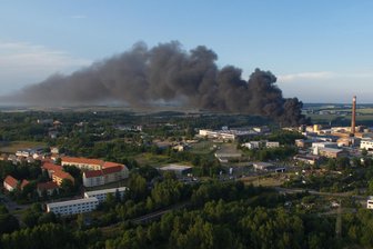 Nach tödlichem Arbeitsunfall in Freiberg: Wie gefährlich ist die Recyclingbranche? - Im Juli 2015 zogen dunkle Rauchwolken vom Gelände der Firma Pyral über Freiberg. Als Ursache für das Feuer wurde Brandstiftung vermutet.