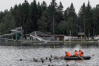 Nach tödlichem Badeunfall in Schneeberg: Retter lobt Verhalten der anderen Badegäste - Auf und im Filzteich lief am Sonntagnachmittag die Suche nach einem vermissten Badegast.