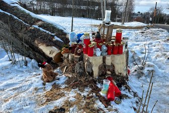 Nach tödlichem Busunfall im Erzgebirge: Veilchen-Fans wollen ebenfalls helfen - An der Unglücksstelle an der Richterstraße zwischen der B 95 und Cranzahl wurden noch mehr Kerzen und Kuscheltiere aufgestellt. Dort hatte sich ein tragischer Busunfall ereignet, bei dem ein zehnjähriger Junge ums Leben kam.