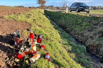 Nach tödlichem Crash bei Zwickau: Unfallfahrer bricht vor Gericht immer wieder in Tränen aus - Kerzen und Blumen erinnern an den schrecklichen Unfall vom 11. November 2024.