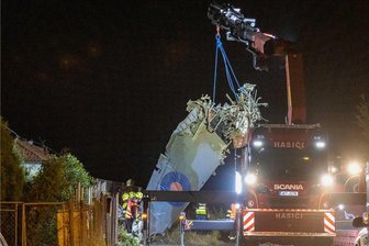 Nach tödlichem Flugzeugabsturz in Tschechien: Ermittlungen können Wochen dauern - Nach dem Absturz des historischen Jagdfliegers am Sonntag in Eger dauerte die Bergung der Trümmerteile bis in die Nacht an.
