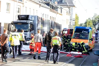 Nach tödlichem Horror-Unfall in Plauen: Ermittler ordnen Obduktion des 87-jährigen Opfers an - Die Momente danach: Feuerwehr, Polizei und weitere Rettungskräfte räumen ihre Utensilien zusammen. Ihr Einsatz verlief professionell und zielstrebig, dem Unfallopfer konnte indes niemand mehr helfen.