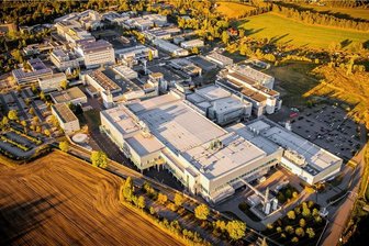 Nach tödlichem Unfall auf Siltronic-Baustelle in Freiberg: Polizei führt Ermittlungen - Blick auf das Werksgelände der Siltronic AG in Freiberg. Foto: Siltronic AG/Archiv
