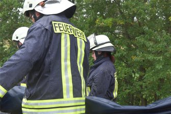 Nach tödlichem Unfall: Bahnstrecke zwischen Chemnitz und Dresden wieder frei - Einsatzkräfte der Feuerwehren Wegefarth und Oberschöna waren am Dienstagmorgen an der Bahnstrecke im Einsatz.