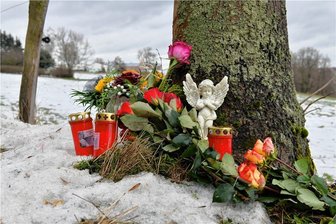 Nach tödlichem Unfall bei Freiberg: Polizei warnt vor Spekulationen - Am Unfallort etwa 200 Meter vor dem Tierheim Freiberg erinnern an der Straße Münzbachtal Blumen und Kerzen an die 42-Jährige, die hier am Montagmorgen angefahren und tödlich verletzt worden war. 
