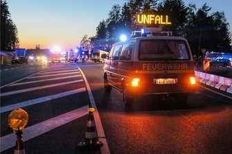 Nach tödlichem Unfall bei Schneeberg: Fahrer wegen fahrlässiger Tötung verurteilt - Nach einer ganzen Serie an Unfällen hatte sich auf der Kreuzung von B 93 und Zubringer (S 282) bei Schneeberg im Herbst 2019 die erste tödliche Karambolage ereignet. Dabei verlor eine Frau ihr Leben.