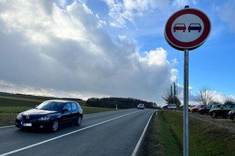 Nach tödlichem Unfall bei Zwickau: Fahrer muss für drei Jahre ins Gefängnis - Auf der B173 herrscht jetzt Überholverbot, die Stelle gilt als gefährlich. Einen Unterschied hätte das damals aber nicht gemacht.