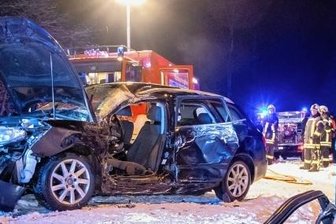 Nach tödlichem Unfall: Gericht verurteilt jungen Fahrer - Der tödliche Unfall ereignete sich am 12. Dezember 2021 in Tannenberg. Das Gutachten ergab, dass der Fahrer innerorts mit Tempo 120 vor der Polizei flüchtete. Zudem hatte er Alkohol und Drogen im Blut.