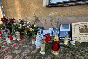 Nach tödlichem Unfall im Erzgebirge im Mai: Was dazu bislang bekannt ist - An der Unfallstelle im Stadtzentrum von Geyer hatten Angehörige und Freunde Blumen niedergelegt.