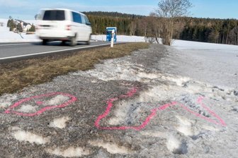 In der Nacht zu Donnerstag hatte sich am Abzweig Halfterhäuser ein tragischer Unfall ereignet. Offenbar erfasste ein Fahrzeug einen 18-Jährigen. Der Notarzt konnte nur noch dessen Tod feststellen. 