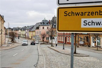Nach tödlichem Unfall im Erzgebirge: Vorstoß zu Tempo-30 scheitert - Die Elterleiner haben prüfen lassen, ob in diesem Bereich am Markt ein Tempolimit und ein Fußgängerüberweg möglich sind. Hinten die abbiegende Hauptstraße in die Schwarzenberger Straße. An der Stelle war im November eine Fußgängerin bei einem Unfall ums Leben gekommen. 