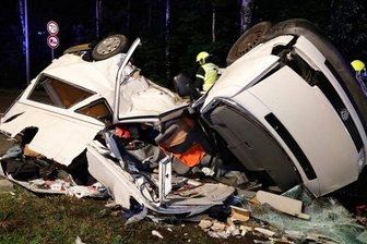 Nach tödlichem Unfall in Chemnitz: 35-Jähriger muss ins Gefängnis - In diesem Transporter starb vor einem Jahr ein 54-Jähriger. Jetzt muss der Fahrer, der den Unfall verursachte, ins Gefängnis.