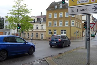 Nach tödlichem Unfall in Mittweida: Autofahrerinnen berichten von gefährlichen Situationen - Die Kreuzung am Tzschirnerplatz. Linksabbieger müssen auf Fußgänger achten, die die Zimmerstraße queren.