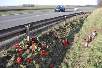 Nach tödlichem Unfall: Trauer um 48-Jährigen in Hartmannsdorf und Mittweida - Verwandte und Freunde der beiden tödlich verunglückten Männer aus Hartmannsdorf und Chemnitz haben Kerzen und Blumen am Unfallort an der S 242 zwischen dem Gewerbegebiet und der Autobahnanschlussstelle niedergelegt.