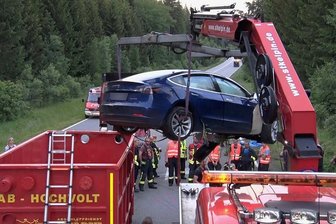 Ein Container für den Brandschutz: Nach dem Unfall mit drei Toten am Sonntagnachmittag auf der S 255 zwischen Aue und Hartenstein musste der verunglückte Tesla mit Spezialtechnik abtransportiert werden. Experten befürchteten die Selbstentzündung der Batterien des Elektroautos.