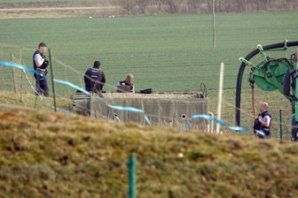 Nach tödlichem Unglück in Chemnitz: Polizei und Arbeitsschutzbehörde ermitteln - Ermittlungen in unwegsamem Gelände am Rande von Chemnitz: Nun untersuchen Polizei und Arbeitsschutzbehörde, wie es zu dem tödlichen Arbeitsunfall auf der einstigen Deponie in Wittgensdorf kam.
