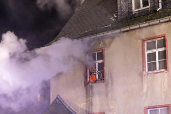 Nach tödlichem Wohnhausbrand im Erzgebirge: Ermittler prüfen mehrere Ursachen - 