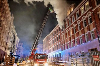 Nach tödlichem Wohnungsbrand in Chemnitz: Neue Erkenntnisse zum Todesopfer - Mehr als 100 Einsatzkräfte waren in der Nacht vom 7. auf den 8. April auf dem Sonnenberg im Einsatz. 