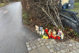 Nach tödlichen Blitzeis-Unfall in Lichtenau: Trauer, Wut und Betroffenheit - Kerzen, Blumen und Fotos erinnern an den tödlichen Unfall am Montag. Ein 20-Jähriger ist bei Blitzeis auf der Salzstraße in Garnsdorf mit dem Auto in diese Toreinfahrt gerutscht. Als er ausgestiegen war, wurde er von einem zweiten Auto erfasst und getötet.