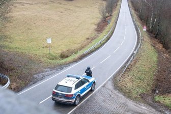 Die Straße in der Nähe des Ortes Mayweilerhof ist rund einen Kilometer vom Tatort entfernt gesperrt worden.