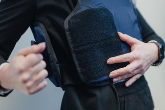 Nach tödlicher Attacke: Sachsens Gerichtsvollzieher bekommen kugelsichere Westen - Gehört künftig für viele Gerichtsvollziehe in Sachsen zur Ausrüstung: eine Schutzweste.