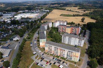 Nach Tötungsdelikt im Erzgebirge: Polizei fahndet mit Foto nach Tatverdächtigem - Im Annaberger Wohngebiet „Adam Ries“ ist ein Mann tot mit Stichverletzungen aufgefunden worden.