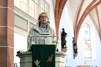 Nach Tötungsdelikt im Vogtland: „Hilf uns, die Trauer zu ertragen, ohne daran zu zerbrechen“ - Susanne Hulek bei der Andacht in der Kirche Neumark.