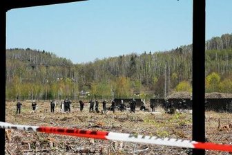 Nach Tötungsdelikt in Aue drei Haftbefehle erlassen - Die Polizei war am 18.04. mit einem Großaufgebot vor Ort und durchsuchte das Gelände am alten Güterbahnhof, wo die leblose Person gefunden worden war.