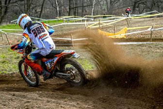 Nach tollem Auftakt im Gelände: Enduro-Pilot aus dem Erzgebirge will den Sommer nutzen - Kenny Riedel ist eindrucksvoll in die deutsche Enduro-Meisterschaft gestartet. Dort will der Zwönitzer nach der Sommerpause anknüpfen.