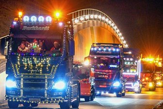 Nach toller Premiere gibt's wieder Lichterfahrt durch den Mülsengrund - Organisator Ronny Ehrler führte voriges Jahr in einem Lkw der Firma Burkhardt (vorn) die Tour durch den Mülsengrund an. Das wird er am 23. Dezember erneut tun. 