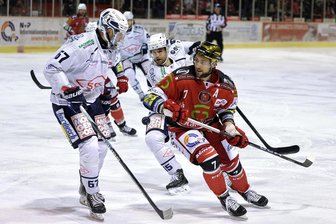 Nach Tordiskussion bei den Eispiraten Crimmitschau: Braucht die DEL 2 die Coaches Challenge? - Mit 15 Treffern führt Tobias Lindberg – hier im Spiel gegen Dresden am Freitag – die Torschützenliste der Eispiraten Crimmitschau an. Ein möglicher 16. Treffer wurde am Sonntag in Bietigheim aber nicht anerkannt.