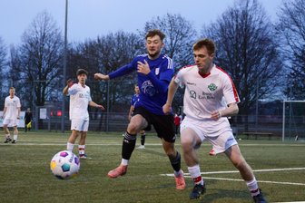 Nach Torfestival am 13. Spieltag: Fünf Erkenntnisse aus der Hinrunde der Fußball-Westsachsenliga - Der SV Mosel hatte sein letztes Heimspiel vor der Winterpause extra auf den Kunstrasenplatz des VfB Empor Glauchau verlegt. Am Ende zogen Martin Dörge (im blauen Trikot) und seine Mitspieler dort 3:4 gegen den FSV Limbach-Oberfrohna den Kürzeren.