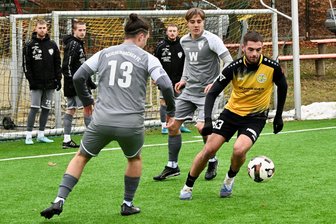 Nach Torfestival im Testspiel: VFC Plauen muss weiter auf den ersten Punktspieltreffer in diesem Jahr warten - Tyron Profis (rechts) war einer der vier Plauener Torschützen in Meuselwitz. Das Foto zeigt ihn im Testspiel gegen Reichenbach.