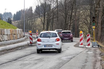 Nach tragischem Busunfall: Debatte um Schulweg im Sehmatal flammt neu auf - Die Straßenbaustelle zwischen Cranzahl und Neudorf: Noch wird die Winterbefahrbarkeit mittels Ampel gewährleistet. Am Montag will das Landesamt für Straßenbau und Verkehr mit der zweiten großen Bauetappe beginnen. Dann wird es für Autos wieder kein Durchkommen geben.