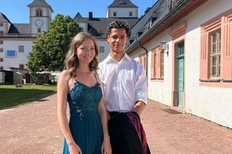 Nach Traumabitur wollen zwei Abiturienten aus Augustusburg ins Medizinstudium starten - Josephine Hunger und Neo Weidauer haben ihre Abiturzeugnisse auf Schloss Augustusburg überreicht bekommen.