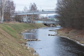 Nach Trinkwasser-Havarie in Plauen: Ein Unglück kommt selten allein - Eine Trinkwasserleitung führt vom Hochbehälter Reusa nahe der Streichhölzerbrücke in die Stadt. Inzwischen steht fest, wo genau das Rohr geplatzt ist.