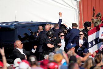 Nach Trump-Attentat: Mit welchen Gedanken Politiker im Erzgebirge die Geschehnisse verfolgen - Der republikanische Präsidentschaftsbewerber und ehemalige Präsident Donald Trump war am Wochenende bei einem Schusswaffenangriff am Ohr verletzt worden.