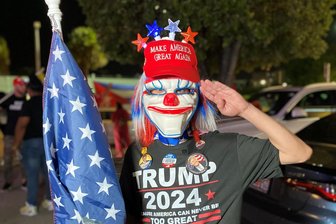 Nach Trumps Sieg bei den US-Wahlen 2024: Welche Rolle haben Verschwörungstheorien gespielt? - Ein Unterstützer von Donald Trump auf einer Party am Wahlabend in Miami.