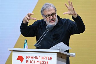 Nach Tumulten bei Eröffnung - Buchmesse begrüßt Fachpublikum - Slavoj Zizek, slowenischer Philosoph, spricht am Dienstag während der Eröffnungsfeier der Frankfurter Buchmesse. Gastland der weltgrößten Bücherschau, die bis zum 22. Oktober stattfindet, ist im Jubiläumsjahr Slowenien.
