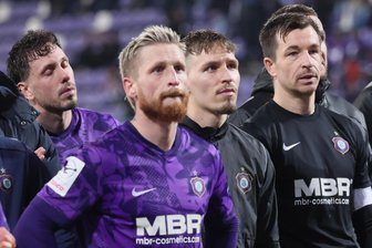 Nach Tumulten und Unterbrechung: Erzgebirge Aue verliert Derby gegen Energie Cottbus - Die Enttäuschung steht den Erzgebirgern nach der Heimniederlage gegen Energie Cottbus ins Gesicht geschrieben.