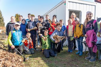 Nach Turnhallen-Knatsch: Ein Dorf im Erzgebirge packt an - An der Putz- und Müllsammelaktion in Mitteldorf haben sich auch wieder viele Kinder beteiligt. Dabei tauchten auch ungewöhnliche Fundstücke wie ein Kuhschädel auf.