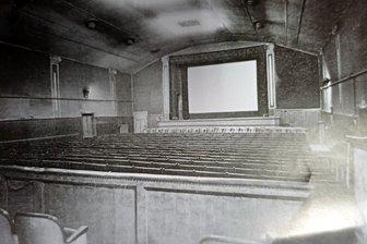 Nach über 100 Jahren: Einstiges Kino im Erzgebirge eingestürzt - 1910 haben in diesem Kinosaal, der zuletzt als Lager genutzt wurde und nun eingestürzt ist, die Eröffnungsvorstellungen stattgefunden.