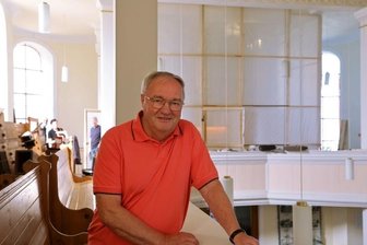 Nach über 100 Jahren wieder Zinnpfeifen - Klaus Holzapfel macht sich stark dafür, die Bärmig-Orgel für spätere Generationen zu bewahren. Im Hintergrund die komplett eingehauste Orgel.