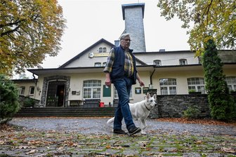 Nach über 130 Jahren: Aus für Gaststätte am Chemnitzer Adelsbergturm - Pächter Lutz Weidner mit seiner Hündin Holly vor der Gaststätte „Adelsbergturm“. Sie ist seit Mitte August geschlossen.