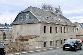 Nach über 25 Jahren Leerstand: Diese Ruine verschwindet aus einem Ort im Vogtland - Das Haus in der Südstraße 42 in Ellefeld wird abgerissen.