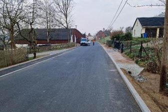 Nach über 30 Jahren: Straße der Befreiung in Reinsdorf auf 5 Kilometern fertig saniert - Ein kilometerlanger Teil der Straße der Befreiung in Reinsdorf ist fertig ausgebaut.