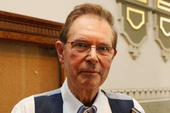 Nach über 50 Jahren im Dienst: Stadt Werdau ehrt Kinderarzt mit Medaille - Kinderarzt Klaus Goller