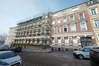 Nach über drei Jahren Kampf gegen den Echten Hausschwamm in Plauen: So ist die Situation - Die beiden Häuser in der Seumestraße sind vom Echten Hausschwamm befallen. Der Schädling geht vom Haus Nummer 3 aus (eingerüstet).