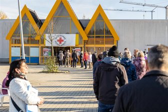 Nach über einem Jahr Leerstand: Impfzentrum in Eich wird zum Resteposten-Markt - Warteschlangen vor dem Impfzentrum in Eich im November 2021.